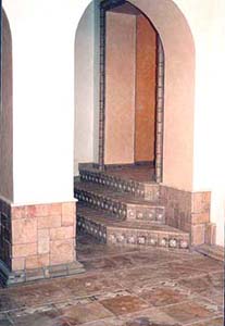 Лестница и камин